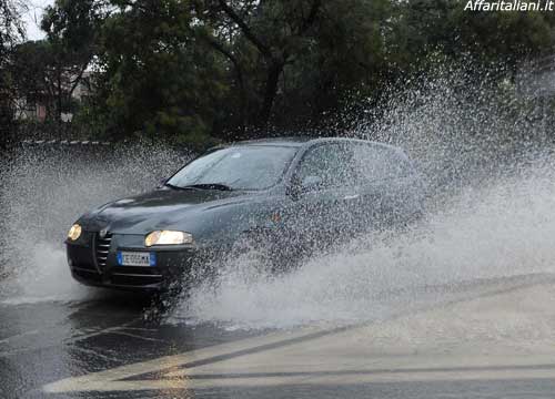 Buche killer, inutili i rattoppi. In Comune la tempesta perfetta