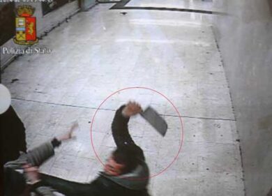 Aggressione con una mannaia lunga 30 cm. Paura alla Stazione Centrale