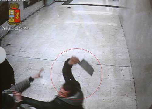 Aggressione con una mannaia lunga 30 cm. Paura alla Stazione Centrale Aggressione con una mannaia lunga 30 cm. Paura alla Stazione Centrale