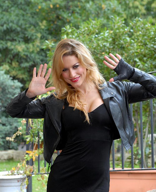 Il bikini esplosivo della sexy mamma Lola Ponce mette tutto in mostra