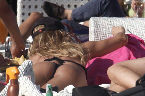 Il bikini esplosivo della sexy mamma Lola Ponce mette tutto in mostra