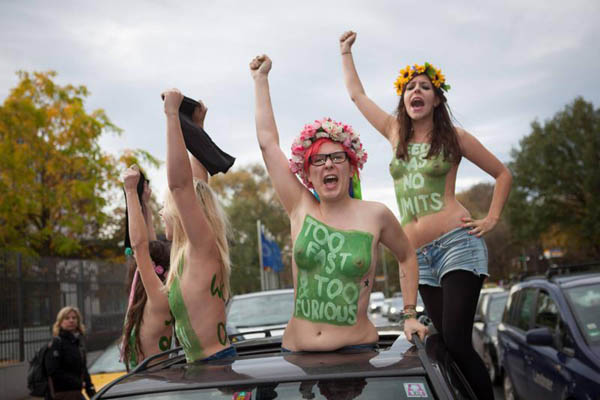 Femen all’attacco di Hollande. “Sono io la cornuta di François” Femen all’attacco di Hollande. “Sono io la cornuta di François”