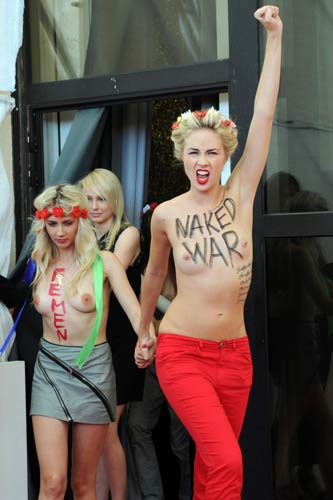 Femen all’attacco di Hollande. “Sono io la cornuta di François” Femen all’attacco di Hollande. “Sono io la cornuta di François”