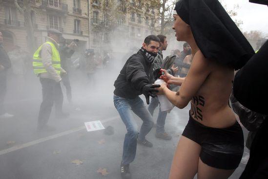 Femen all’attacco di Hollande. “Sono io la cornuta di François” Femen all’attacco di Hollande. “Sono io la cornuta di François”