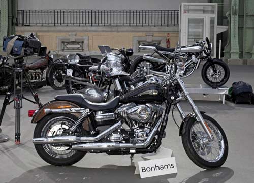 Va all’asta l’Harley firmata “Francesco”. Il Papa la dona ai senzatetto Va all’asta l’Harley firmata “Francesco”. Il Papa la dona ai senzatetto