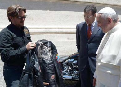 Va all’asta l’Harley firmata “Francesco”. Il Papa la dona ai senzatetto