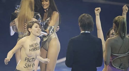 Femen all’attacco di Hollande. “Sono io la cornuta di François” Femen all’attacco di Hollande. “Sono io la cornuta di François”