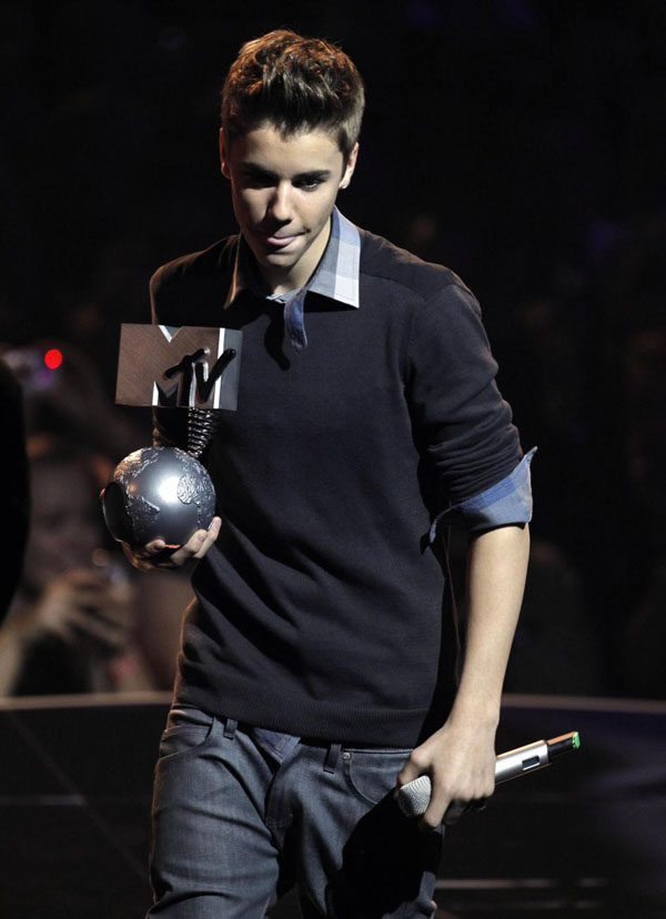 Bieber ancora nei guai: aggredisce hostess e fuma spinelli sul jet