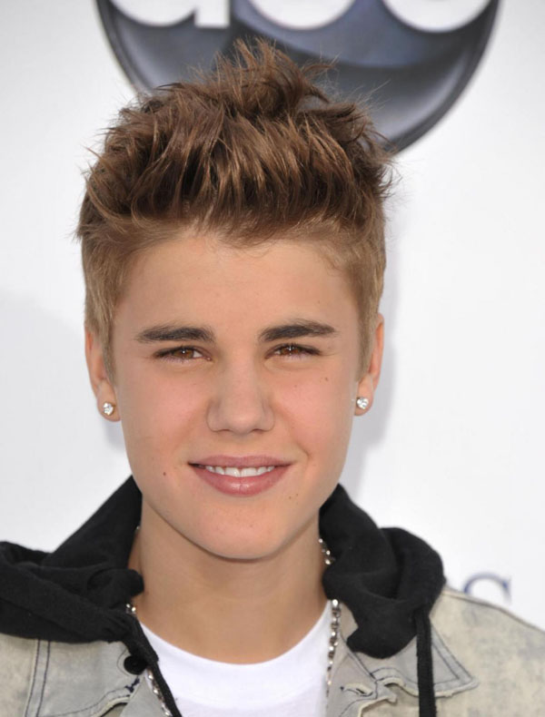 Bieber ancora nei guai: aggredisce hostess e fuma spinelli sul jet