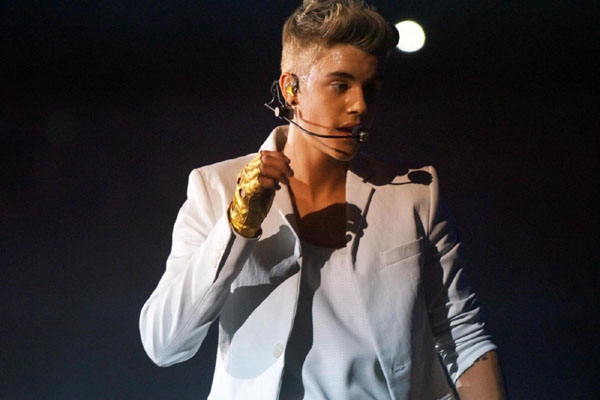 Bieber ancora nei guai: aggredisce hostess e fuma spinelli sul jet