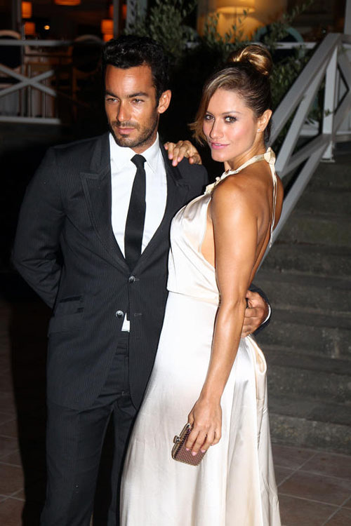 Il bikini esplosivo della sexy mamma Lola Ponce mette tutto in mostra