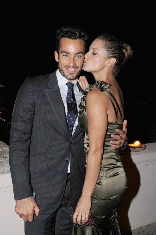 Il bikini esplosivo della sexy mamma Lola Ponce mette tutto in mostra