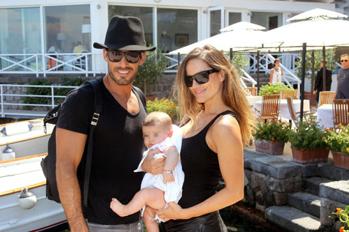 Il bikini esplosivo della sexy mamma Lola Ponce mette tutto in mostra