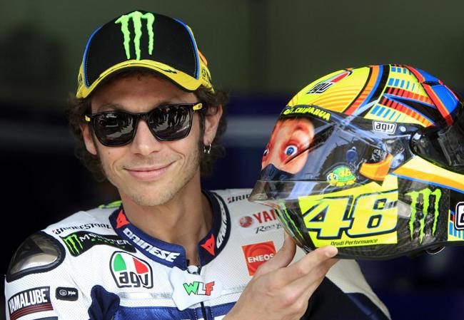 Rossi torna secondo a meno di 2 decimi da Marquez. Guarda che casco..