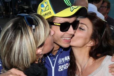 Rossi torna secondo a meno di 2 decimi da Marquez. Guarda che casco..