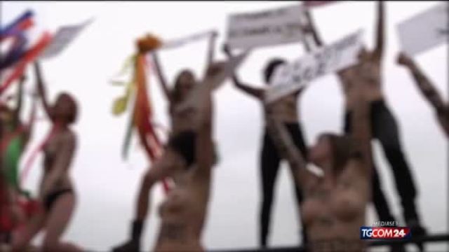 Femen all’attacco di Hollande. “Sono io la cornuta di François” Femen all’attacco di Hollande. “Sono io la cornuta di François”