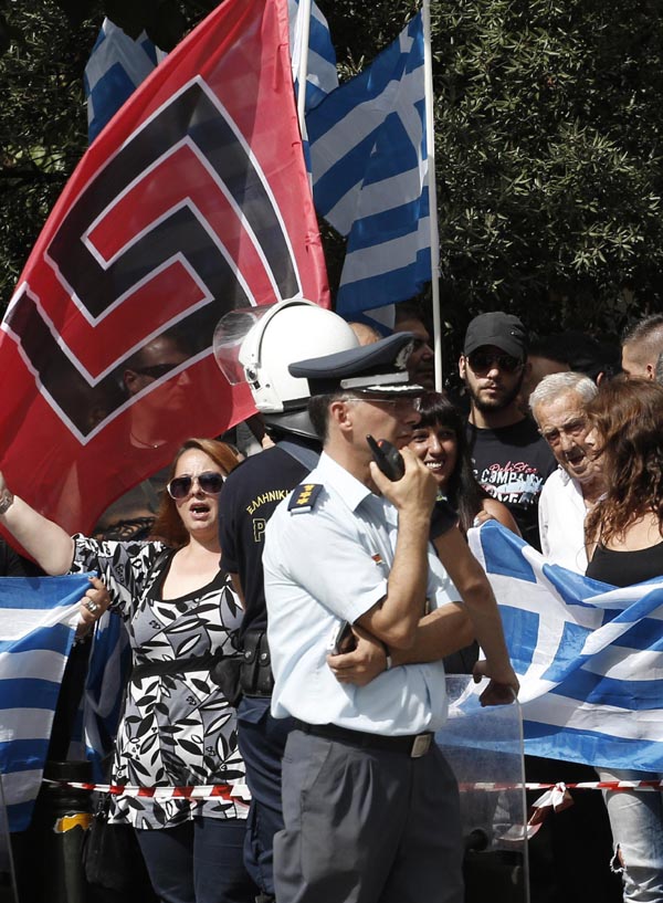 Il piano di Alba dorata: cambiare nome per sfuggire alla legge