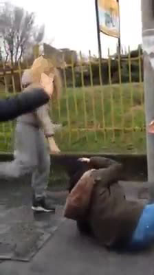Schiaffi e pugni fuori da scuola. Bullismo nel milanese. Le foto