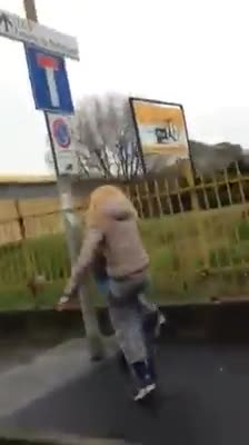 Schiaffi e pugni fuori da scuola. Bullismo nel milanese. Le foto