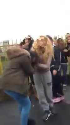 Schiaffi e pugni fuori da scuola. Bullismo nel milanese. Le foto