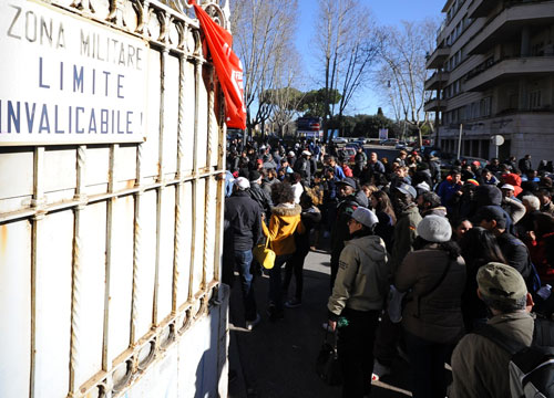 La rabbia dei senza casa. Blitz dei movimenti