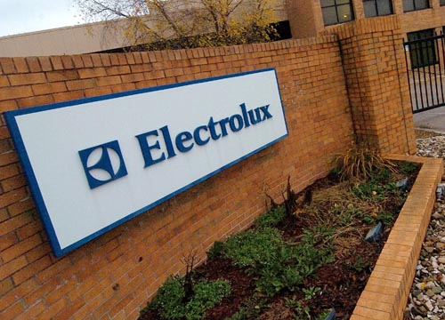Contrordine Electrolux: Porcia non chiude. “Impegno per i 4 siti” Contrordine Electrolux: Porcia non chiude. “Impegno per i 4 siti”