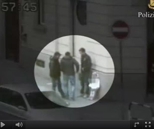 VIDEO: Torino, spacciatore usa la bimba di 3 anni come copertura
