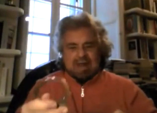 Tav, Beppe Grillo con le manette: “nove mesi passano presto” Tav, Beppe Grillo con le manette: “nove mesi passano presto”