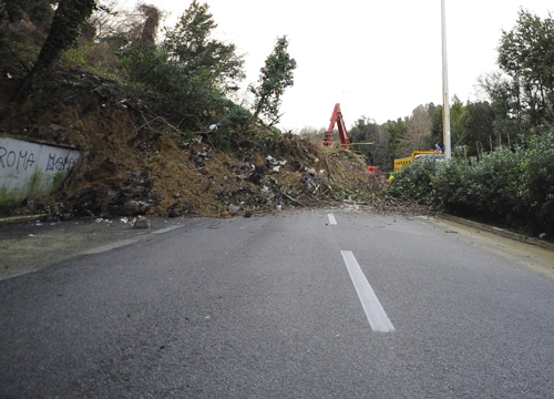 Città chiusa per frane. Sarà caos per settimane Città chiusa per frane. Sarà caos per settimane
