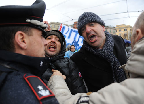 I “forconi” sulla Piramide Cestia. Corteo flop, tensioni e saluti romani
