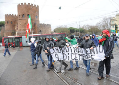 I “forconi” sulla Piramide Cestia. Corteo flop, tensioni e saluti romani