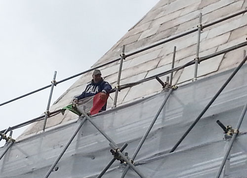 I “forconi” sulla Piramide Cestia. Corteo flop, tensioni e saluti romani