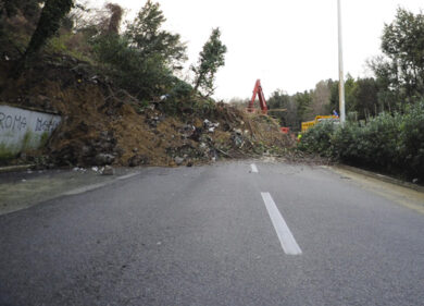 “Un chilometro all’ora”. La paralisi. Frane, incidenti e manifestazioni
