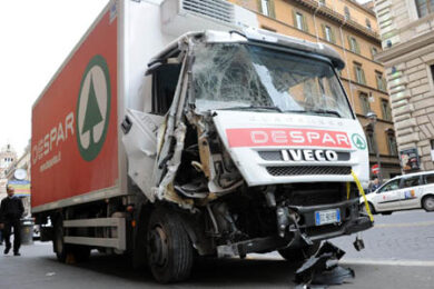 Grave incidente d’auto a Salerno. Scontro frontale, quattro morti