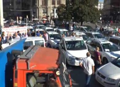 VIDEO: Taxi fermi a Napoli contro il caro assicurazioni