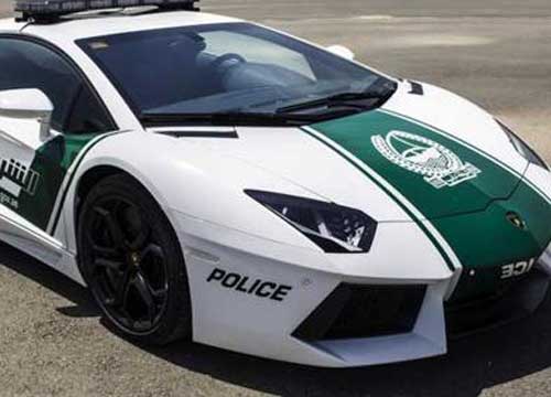 Polizia su Lamborghini e Ferrari. A Dubai la pattuglia è di lusso Polizia su Lamborghini e Ferrari. A Dubai la pattuglia è di lusso