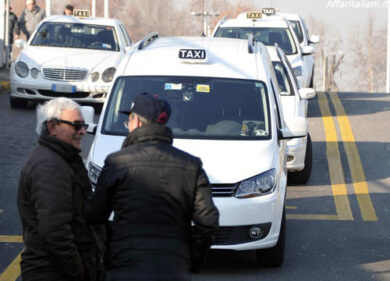 Taxi in rivolta bloccano Parigi. La protesta arriva anche a Milano
