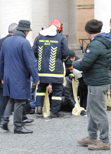 “Vogliamo parlare con Papa Francesco”. Minacciano di darsi fuoco a San Pietro “Vogliamo parlare con Papa Francesco”. Minacciano di darsi fuoco a San Pietro