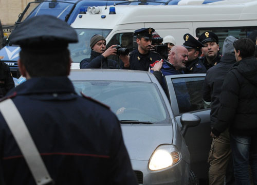 “Vogliamo parlare con Papa Francesco”. Minacciano di darsi fuoco a San Pietro “Vogliamo parlare con Papa Francesco”. Minacciano di darsi fuoco a San Pietro