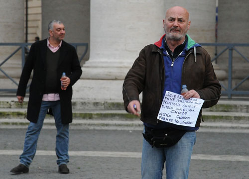 “Vogliamo parlare con Papa Francesco”. Minacciano di darsi fuoco a San Pietro “Vogliamo parlare con Papa Francesco”. Minacciano di darsi fuoco a San Pietro