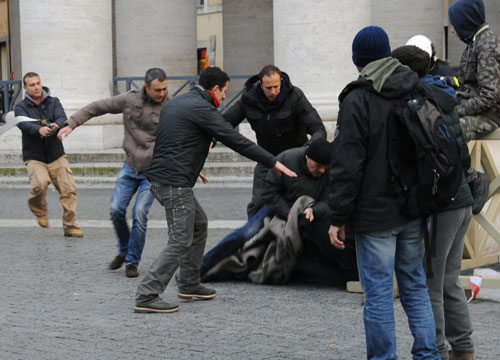 “Vogliamo parlare con Papa Francesco”. Minacciano di darsi fuoco a San Pietro “Vogliamo parlare con Papa Francesco”. Minacciano di darsi fuoco a San Pietro