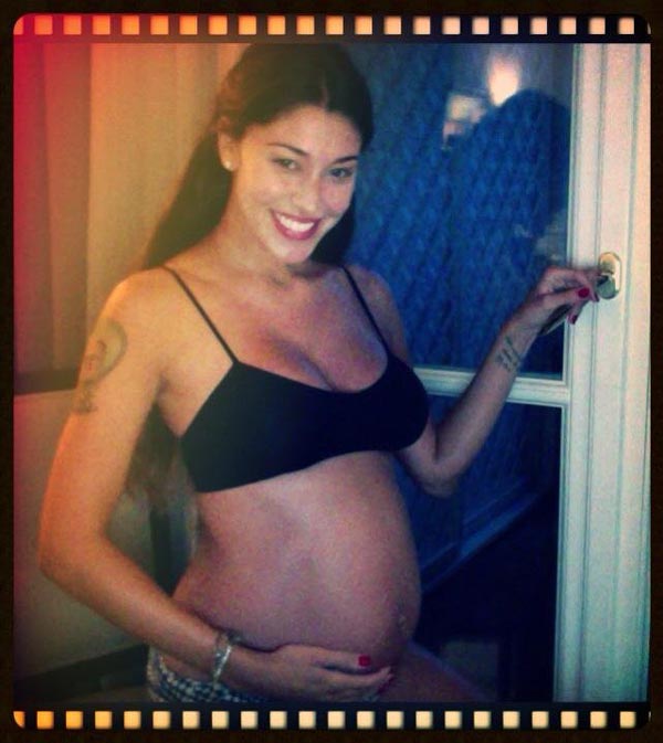 Belen e Stefano, sexy show in lingerie sul balcone dell’albergo