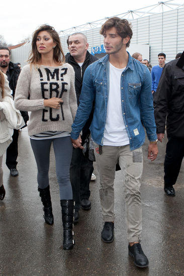 Belen e Stefano, sexy show in lingerie sul balcone dell’albergo
