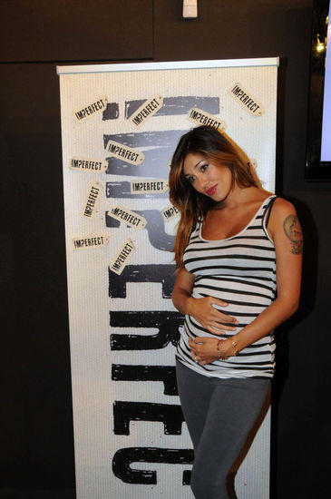 Belen e Stefano, sexy show in lingerie sul balcone dell’albergo