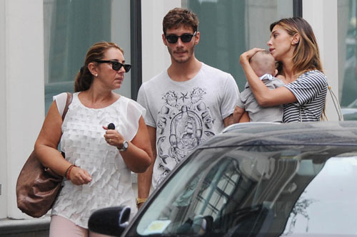 Belen e Stefano, sexy show in lingerie sul balcone dell’albergo
