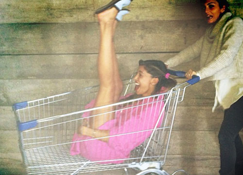 Belen e Stefano, sexy show in lingerie sul balcone dell’albergo