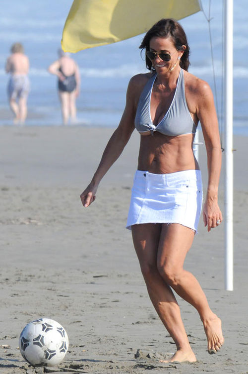 Cristina Parodi, bikini esplosivo: fisico mozzafiato anche a 49 anni Cristina Parodi, bikini esplosivo: fisico mozzafiato anche a 49 anni