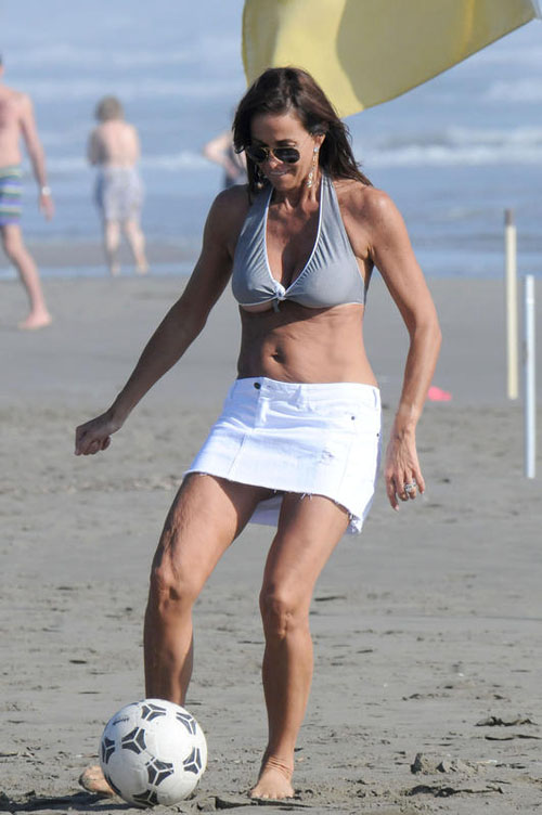 Cristina Parodi, bikini esplosivo: fisico mozzafiato anche a 49 anni Cristina Parodi, bikini esplosivo: fisico mozzafiato anche a 49 anni