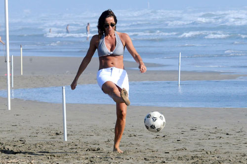 Cristina Parodi, bikini esplosivo: fisico mozzafiato anche a 49 anni Cristina Parodi, bikini esplosivo: fisico mozzafiato anche a 49 anni