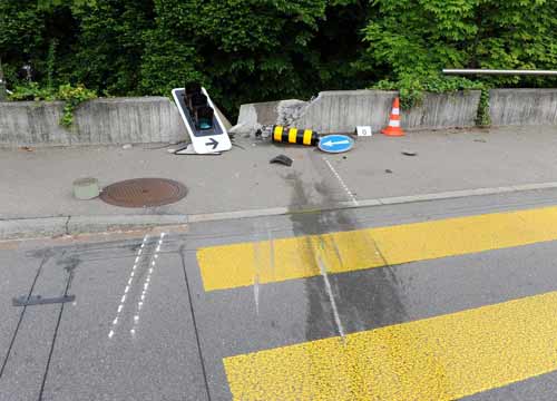 Scende dall’auto sull’A1: uomo travolto e decapitato da un camion Scende dall’auto sull’A1: uomo travolto e decapitato da un camion